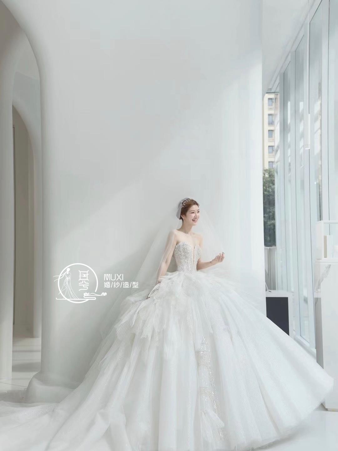 出门纱+高定款主婚纱+敬酒服+8件伴娘服免租金