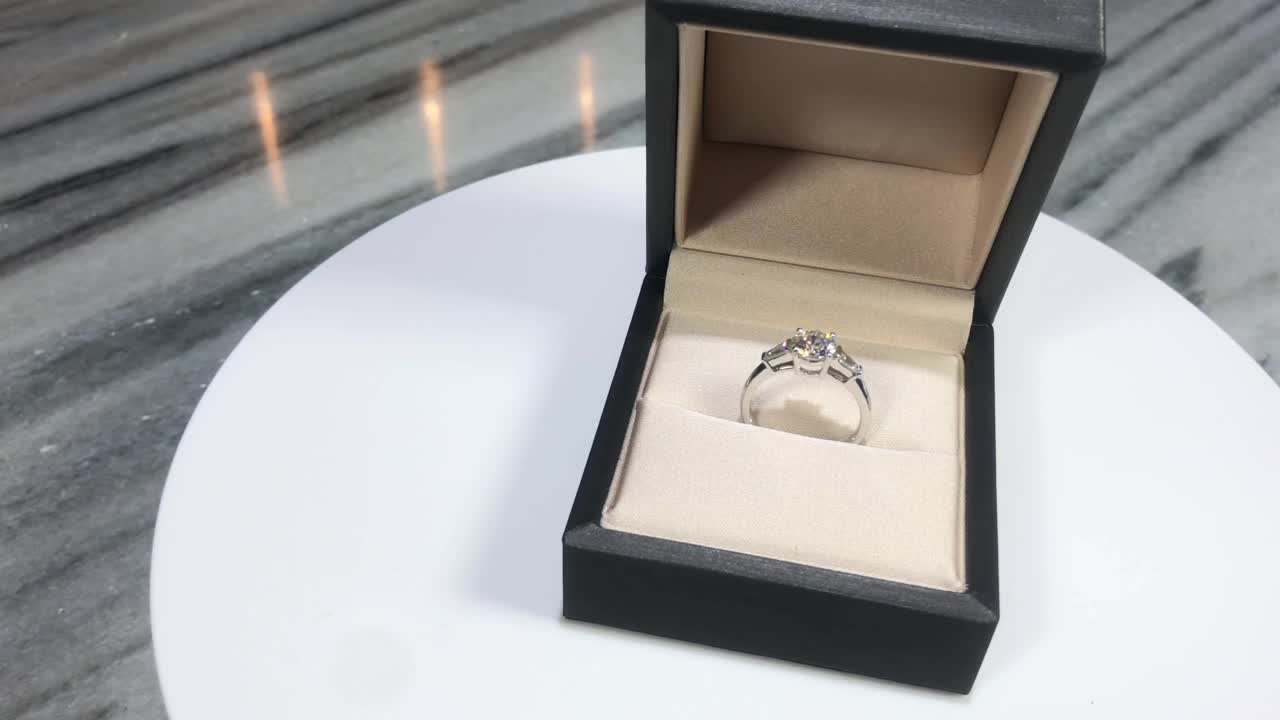 FASCINE | 70分四爪镶轻奢求婚钻戒