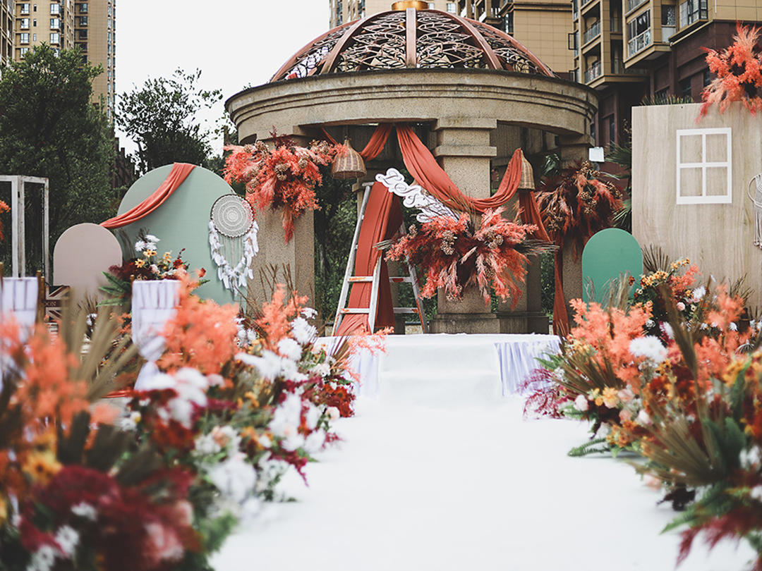 遵义户外小预算秋色婚礼包含主持、摄影、摄像、跟妆