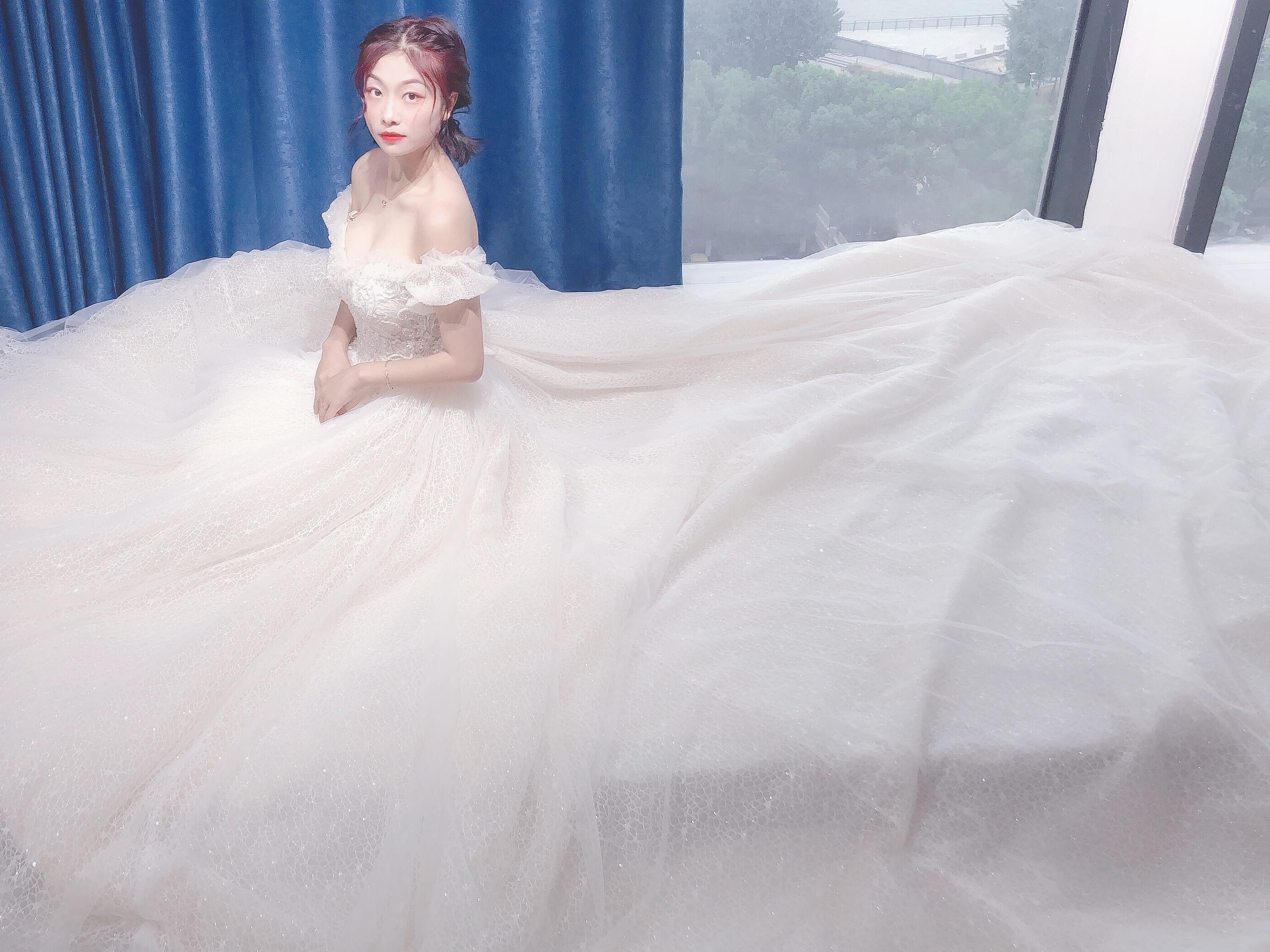 ［显瘦必备］泡泡袖一字肩长拖尾婚纱