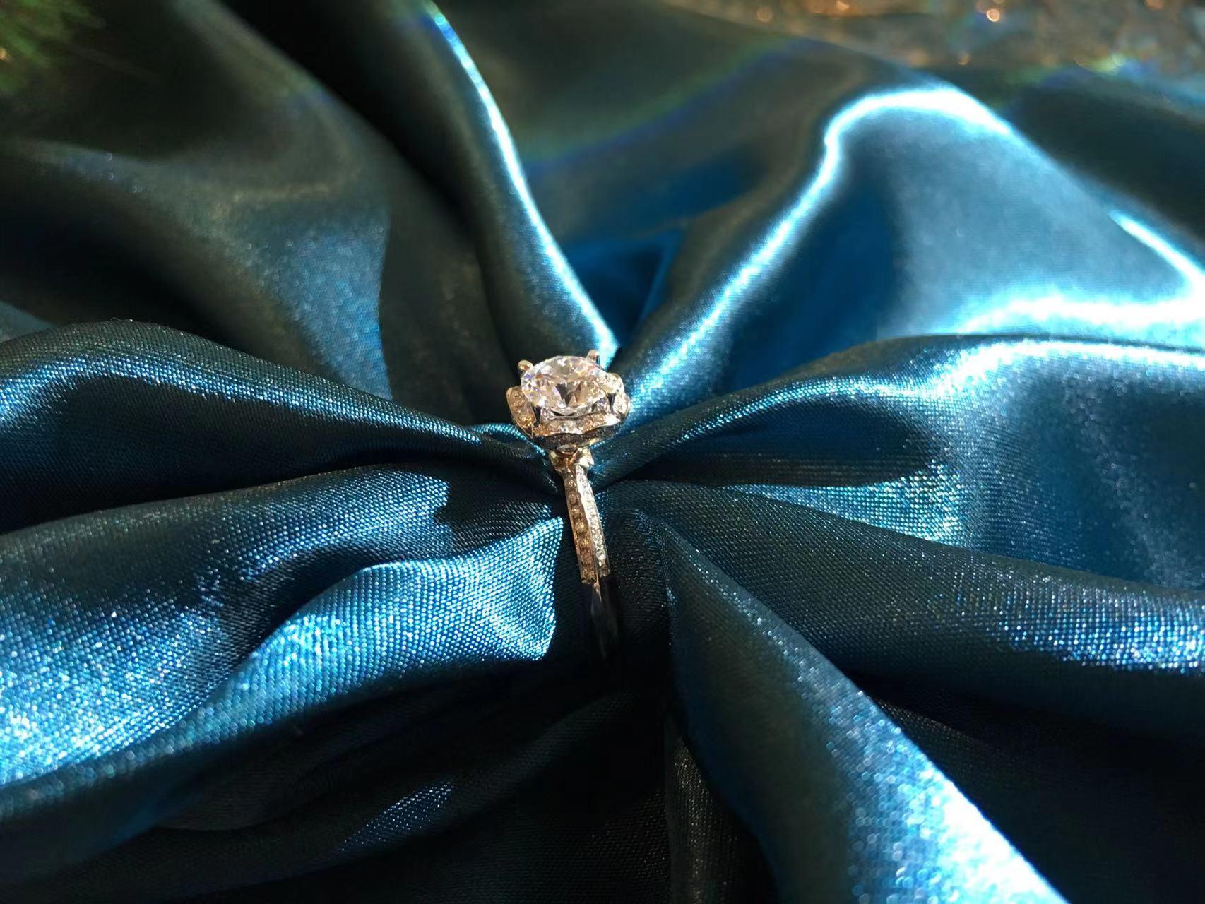 非梵钰禧｜18K白四爪花苞手捧花豪华群镶1克拉钻