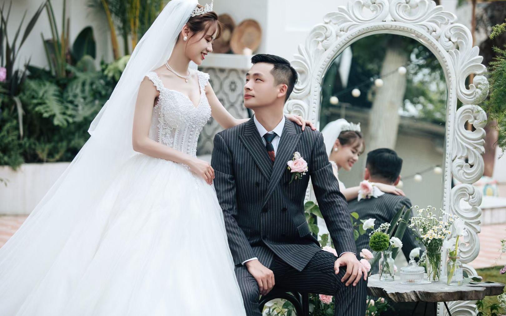 户外草坪婚礼轻婚纱简约风格