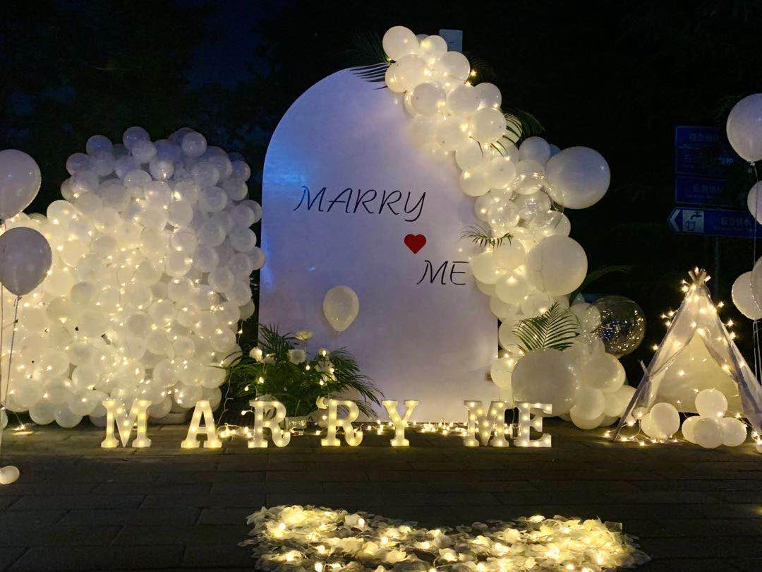 优比婚礼|白色简约求婚布置套餐送鲜花一束