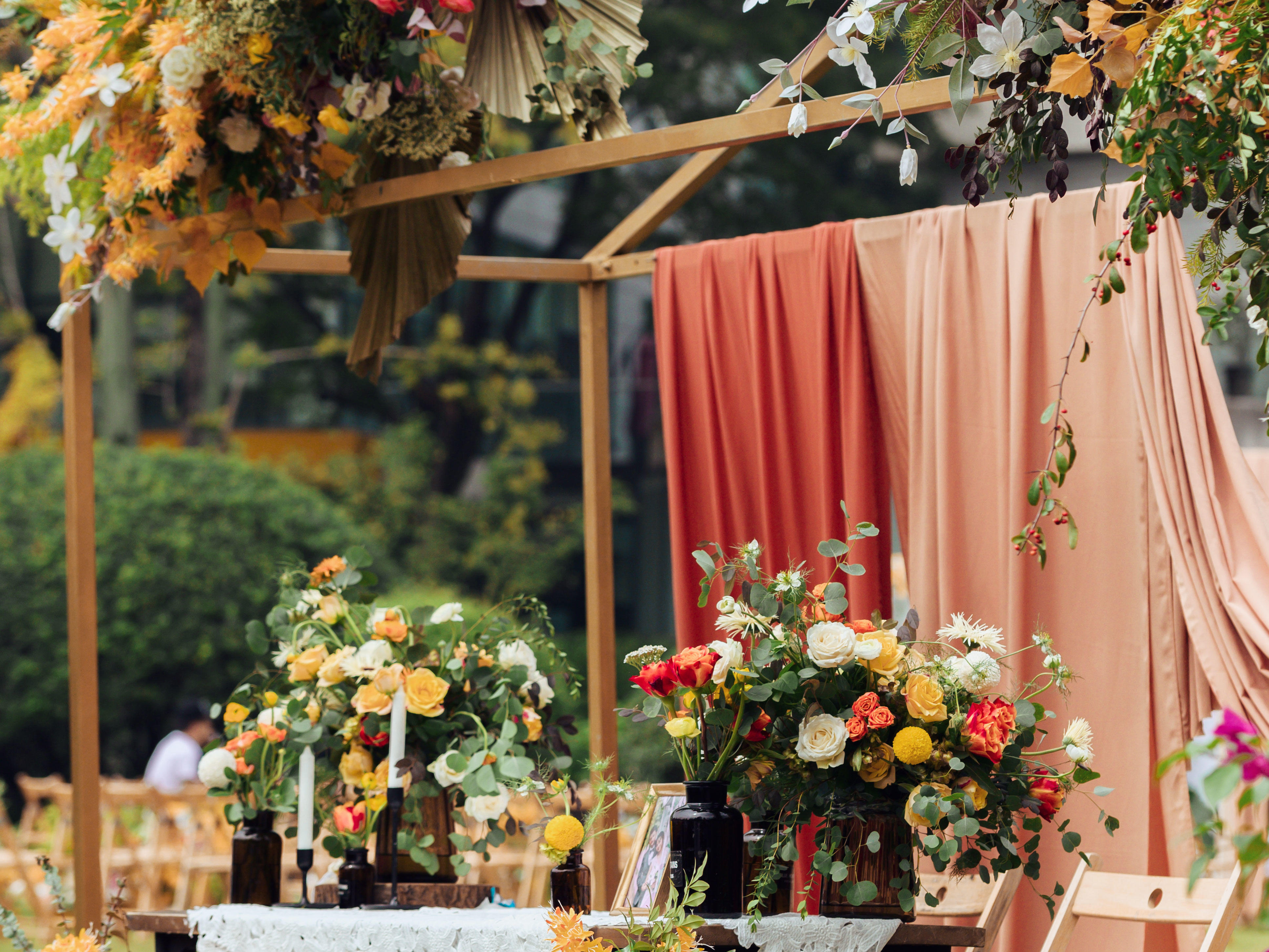 轻奢唯美户外婚礼鲜花+仿真花+四大金刚+西服抵用