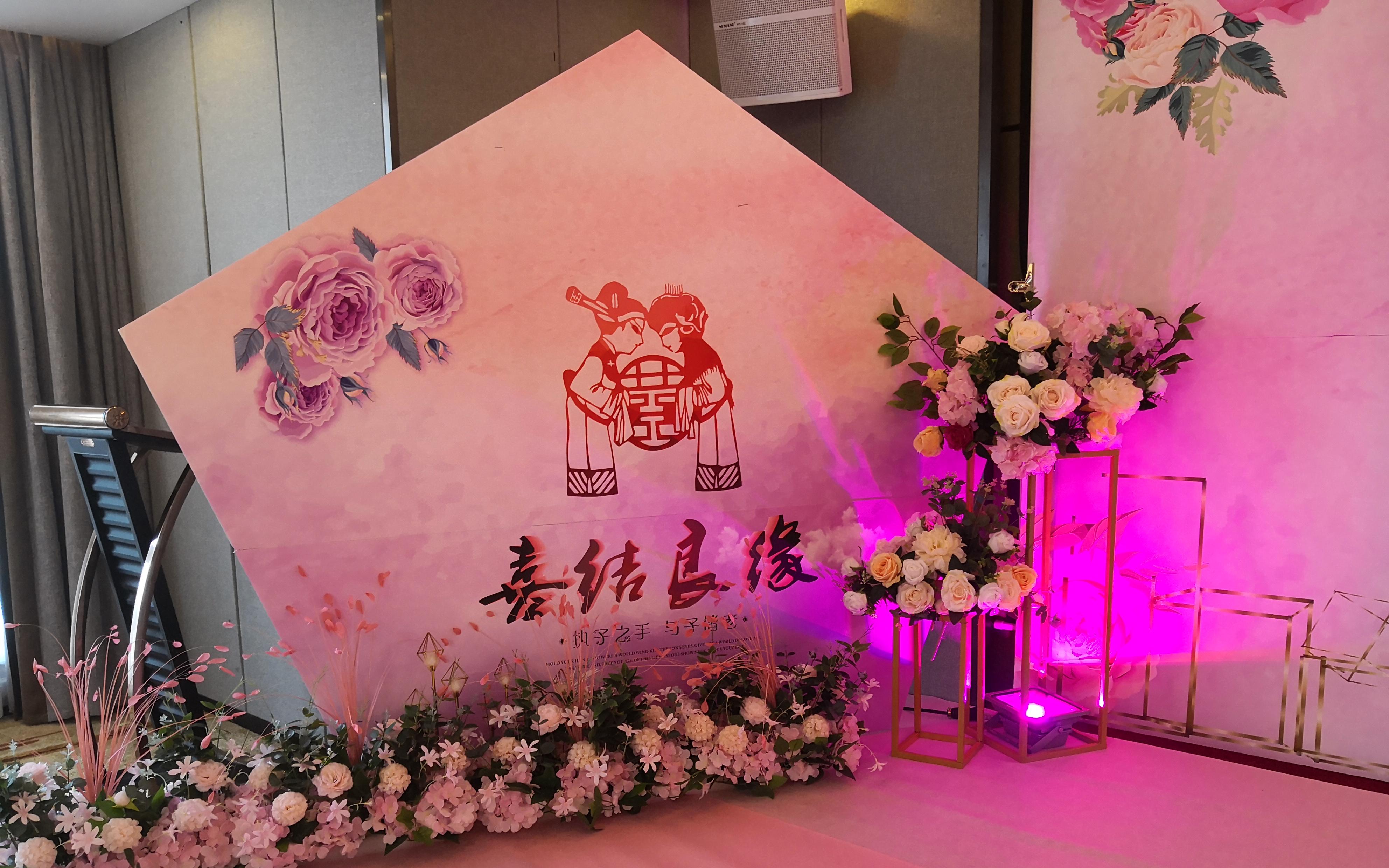 粉红色的回忆.KT板背景加鲜花.加变色射灯