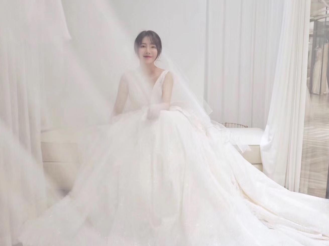 梦幻婚纱4件套+4套伴娘服+总监化妆团队