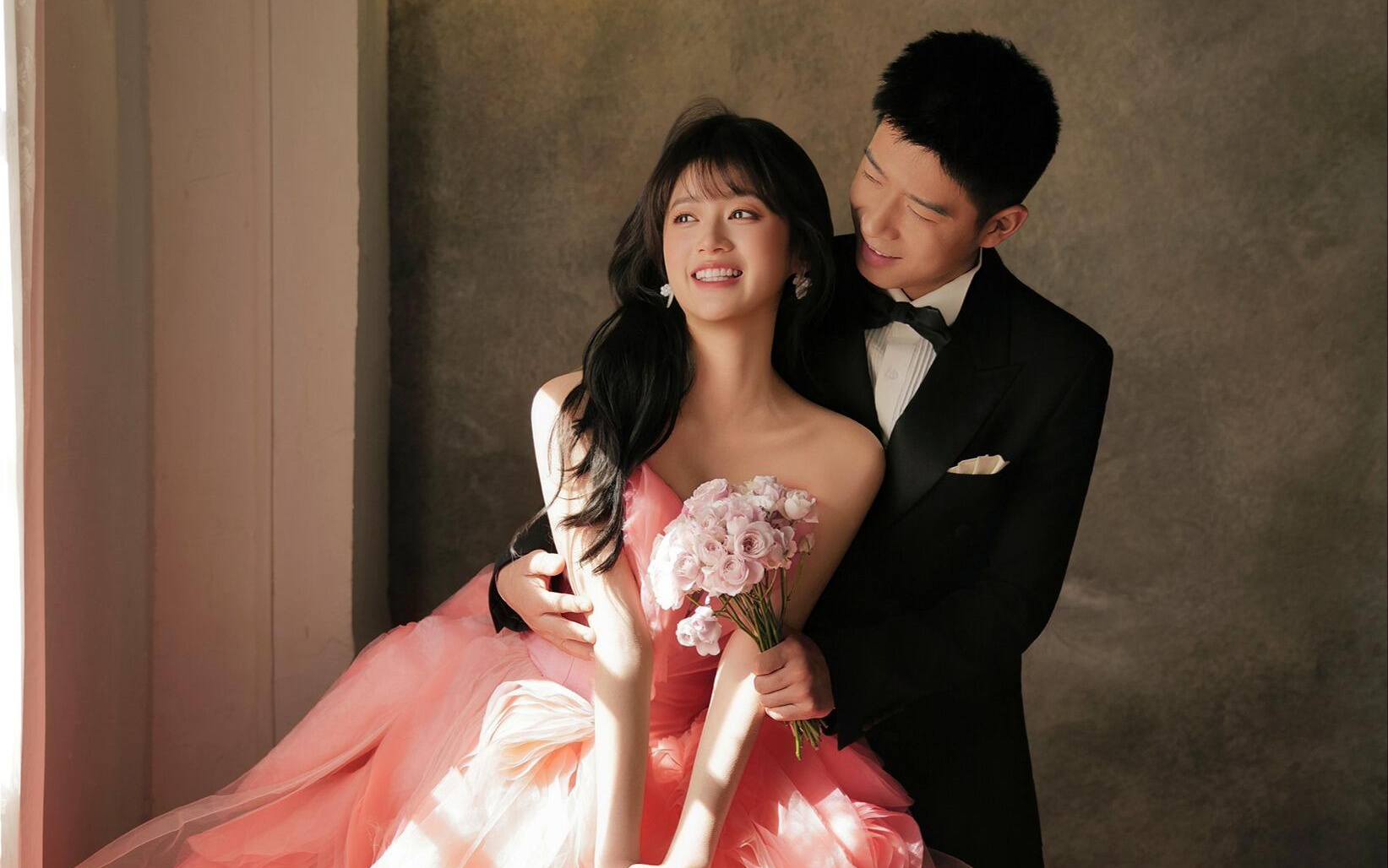 在氛围的光影下爱在肆意生长｜高级感光影婚纱照