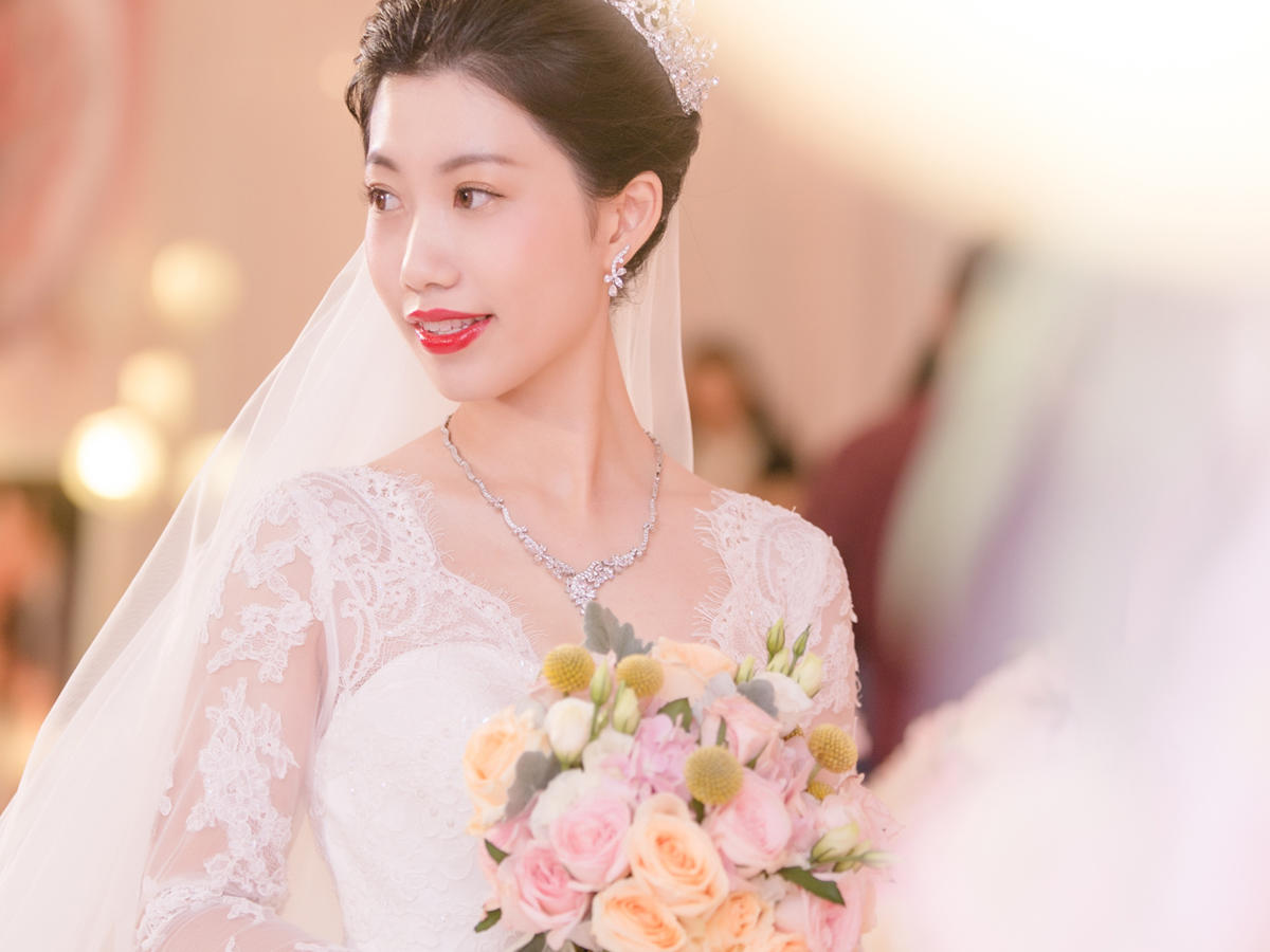 V领长袖蕾丝钉珠缎面大拖尾主纱