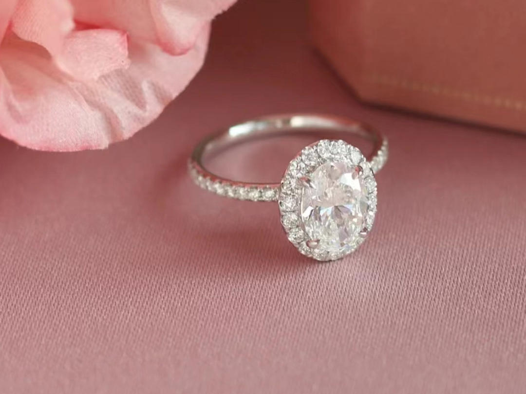 the   one椭圆形围镶钻戒