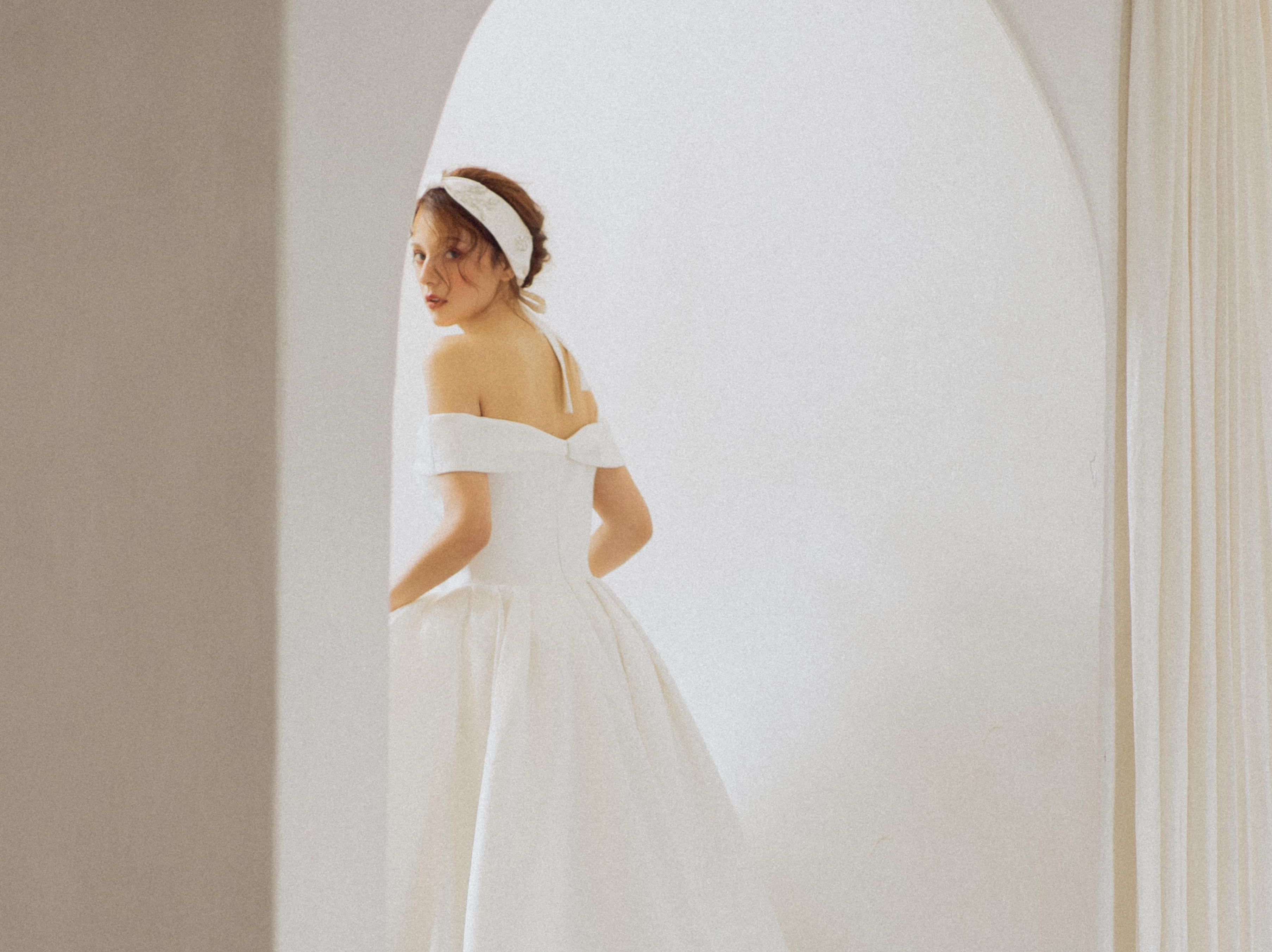 简白 缎面一字肩主纱，复古公主蓬