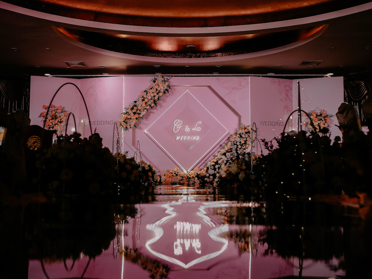 预算内的超值完美暗场婚礼送首席化妆师一名