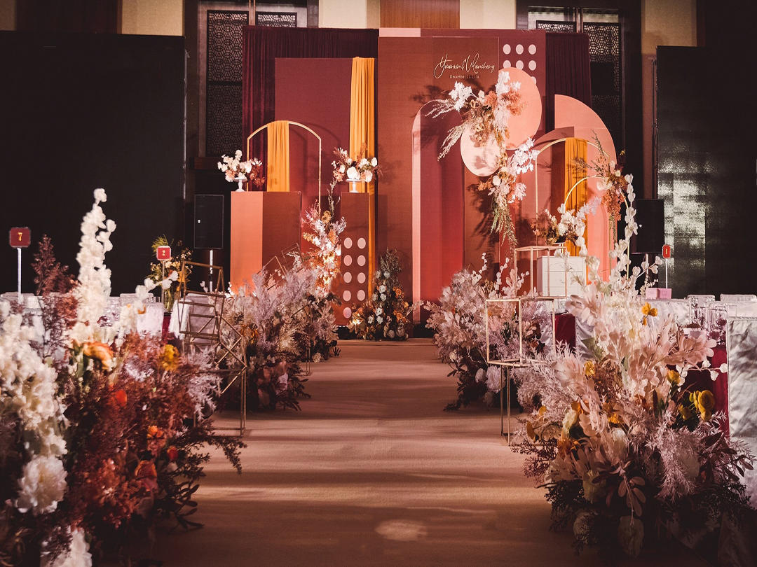 【拾光婚礼】|（极简风设计感红色系室内婚礼布置）