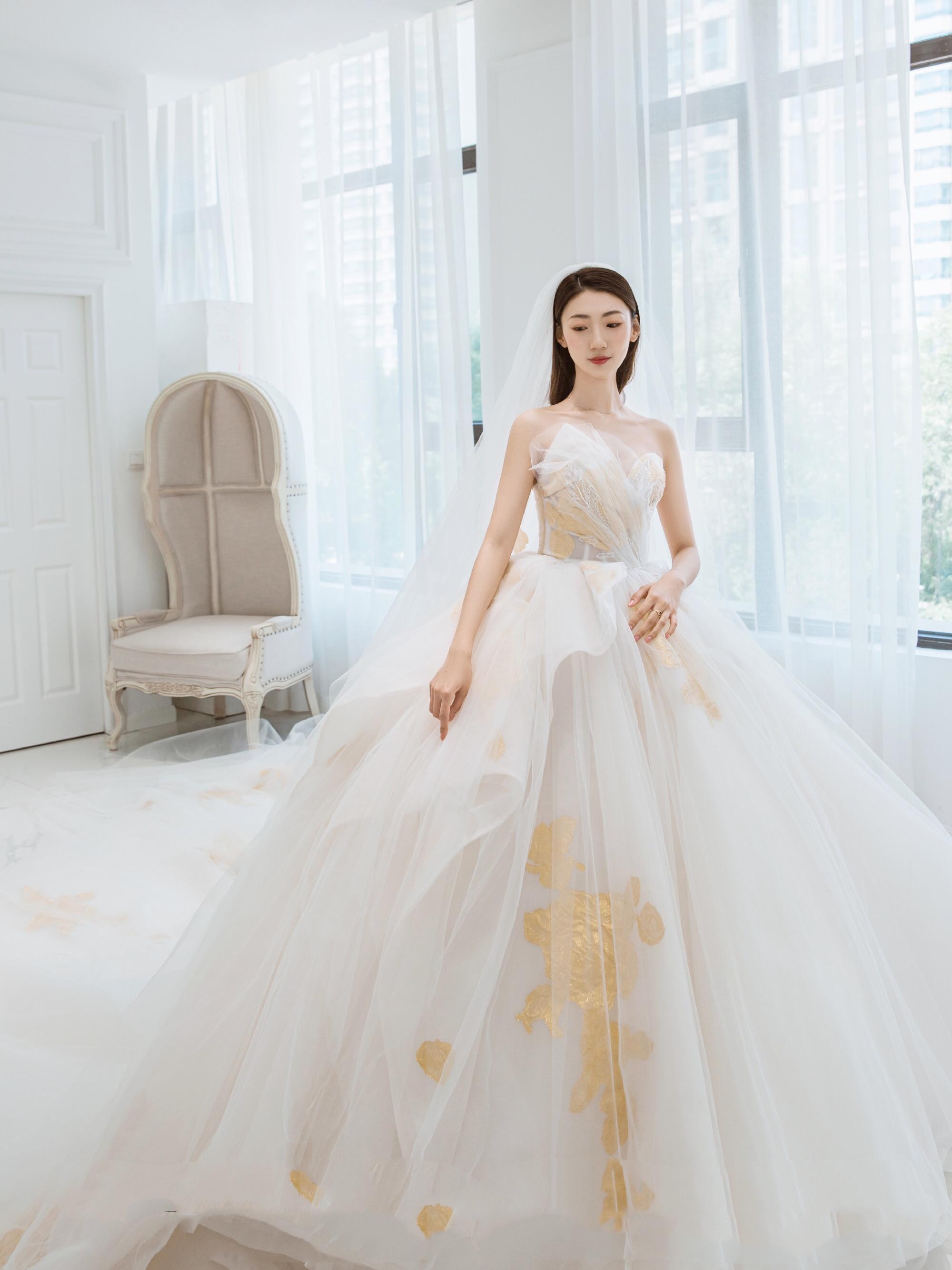 【999小预算家宴必选】婚纱+敬酒+伴娘服6件套