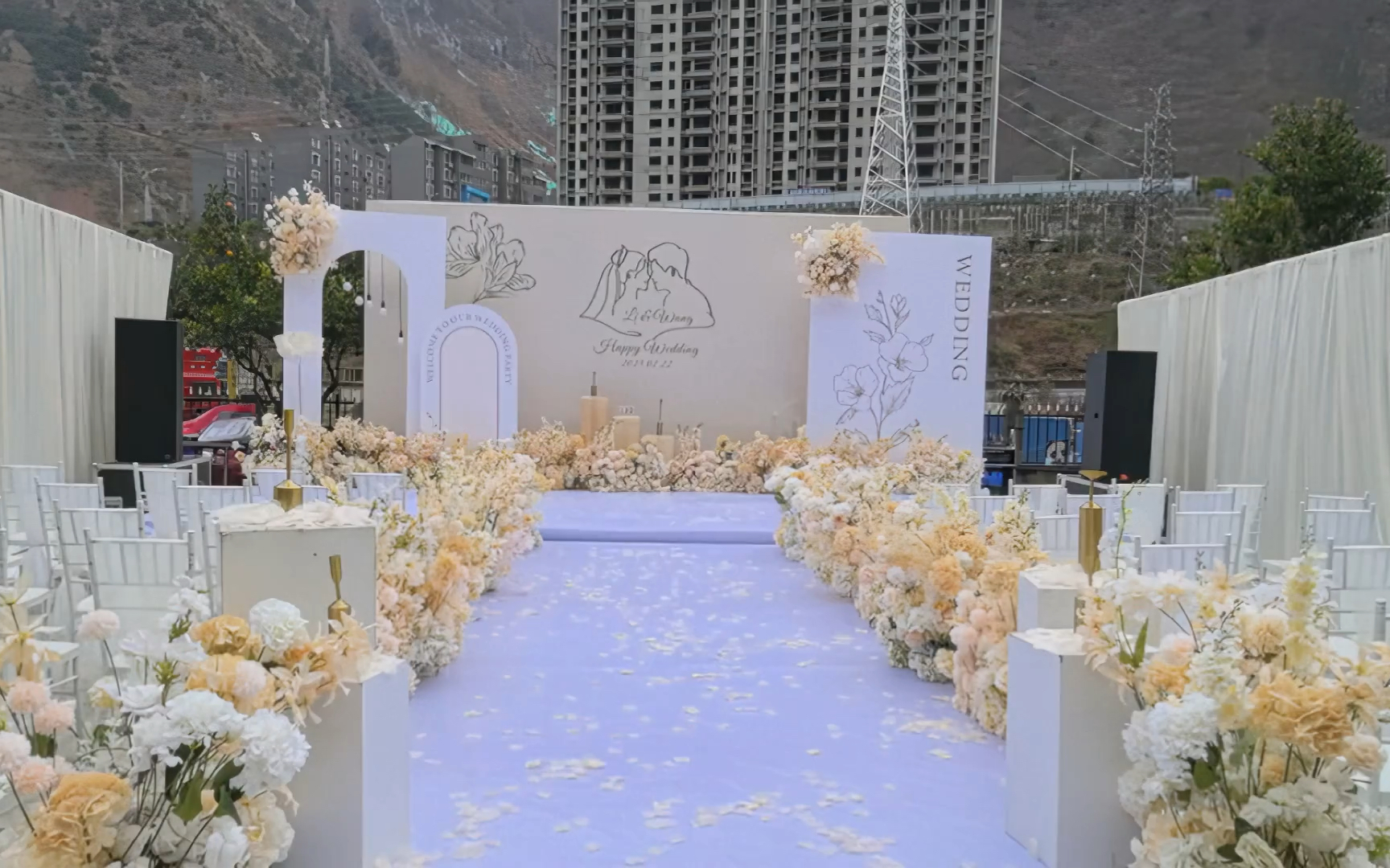 戶外小預(yù)算香檳色婚禮