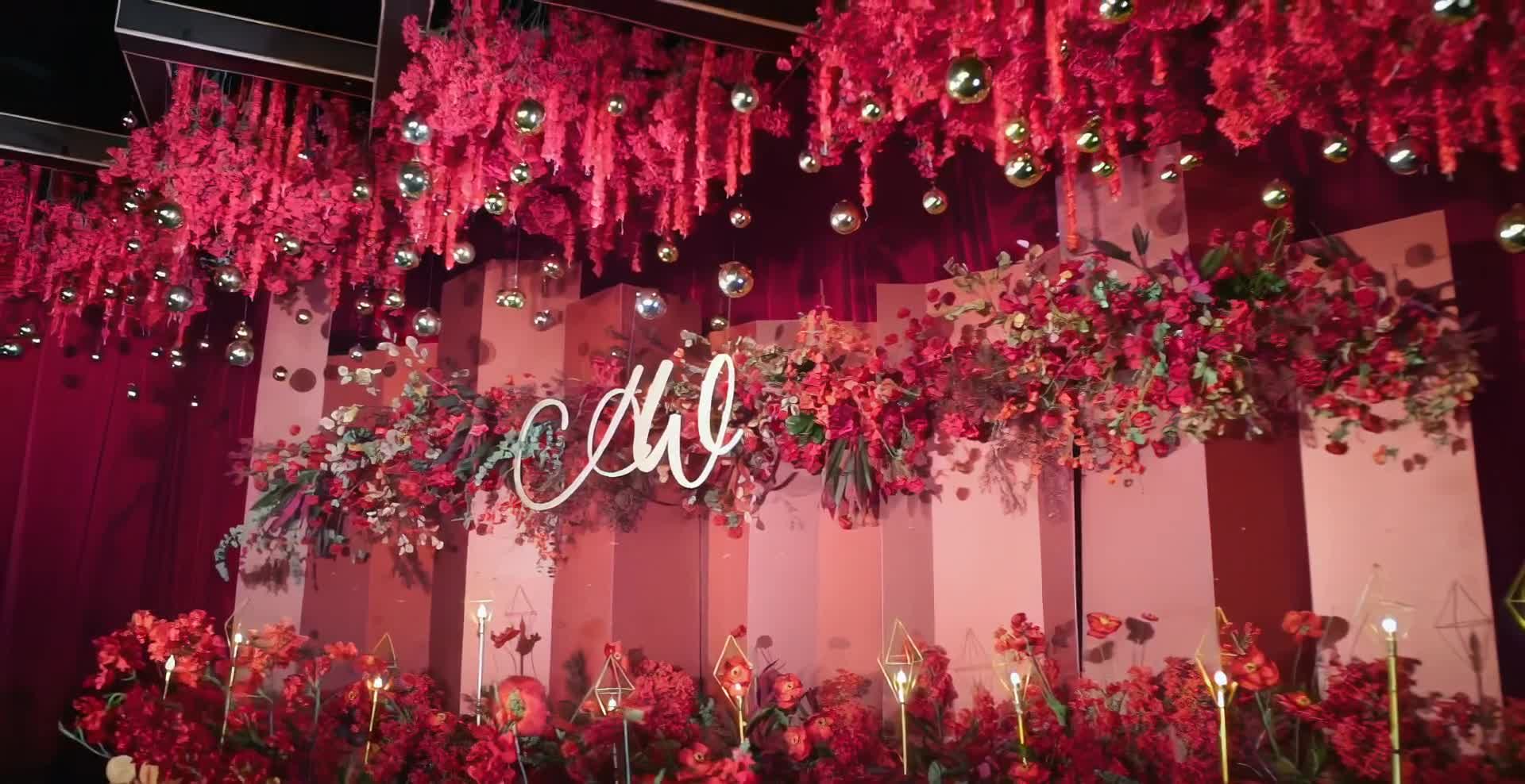 大红色系婚礼顶部装饰造型