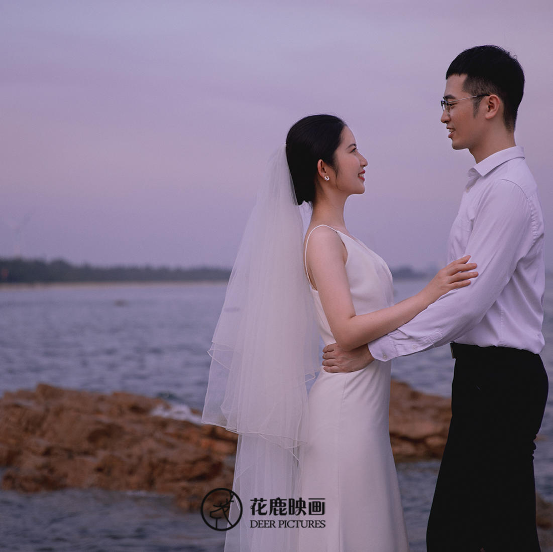 烟灰紫礁石风海景婚纱照｜这浪漫的氛围感越看越心动