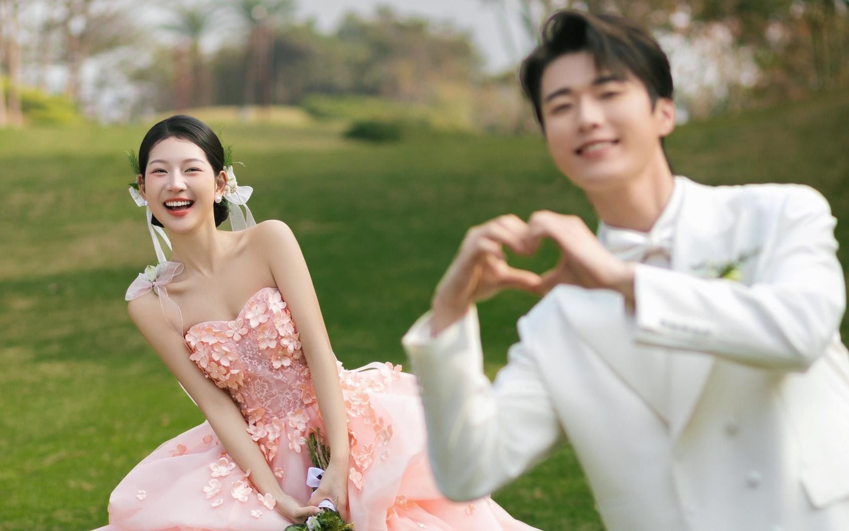 翠绿草坪相融 仿佛花神亲临