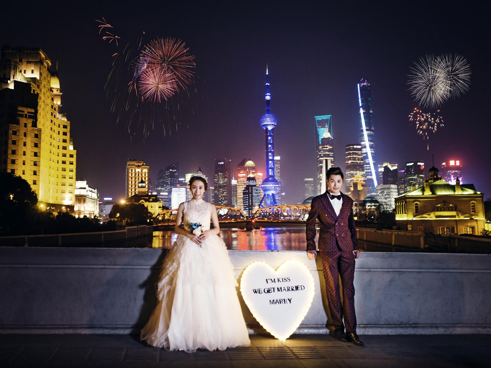 外滩夜景婚纱照_上海外滩夜景婚纱照(2)