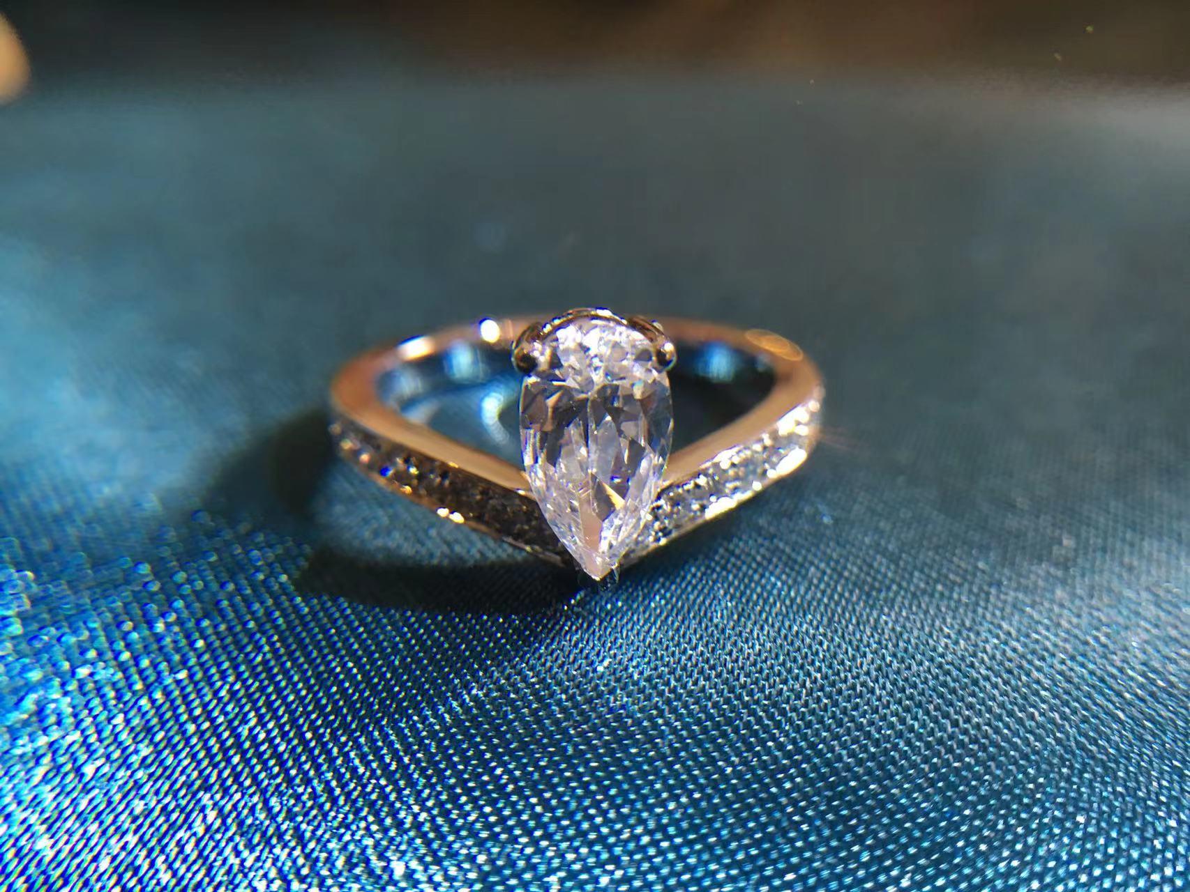 非梵钰禧｜H色时尚百搭18K白金梨形V字水滴异形