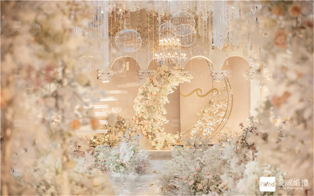 花影摇曳间， 是轻风一瞬，也是岁月悠长……