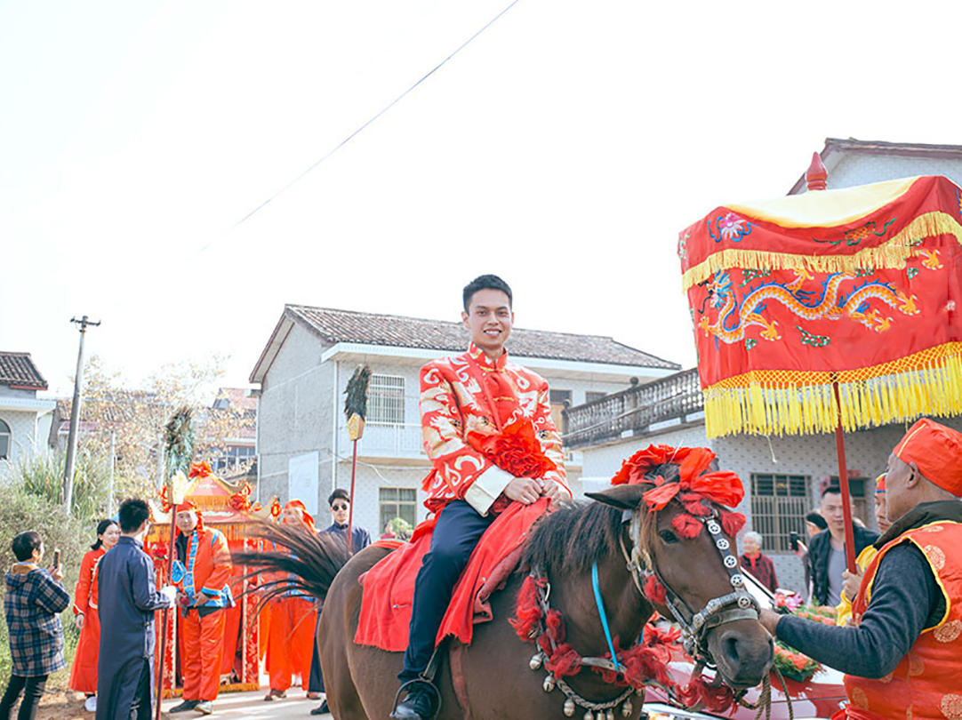 一身凤冠霞帔，许他三生既定，白头永偕岂不美哉！