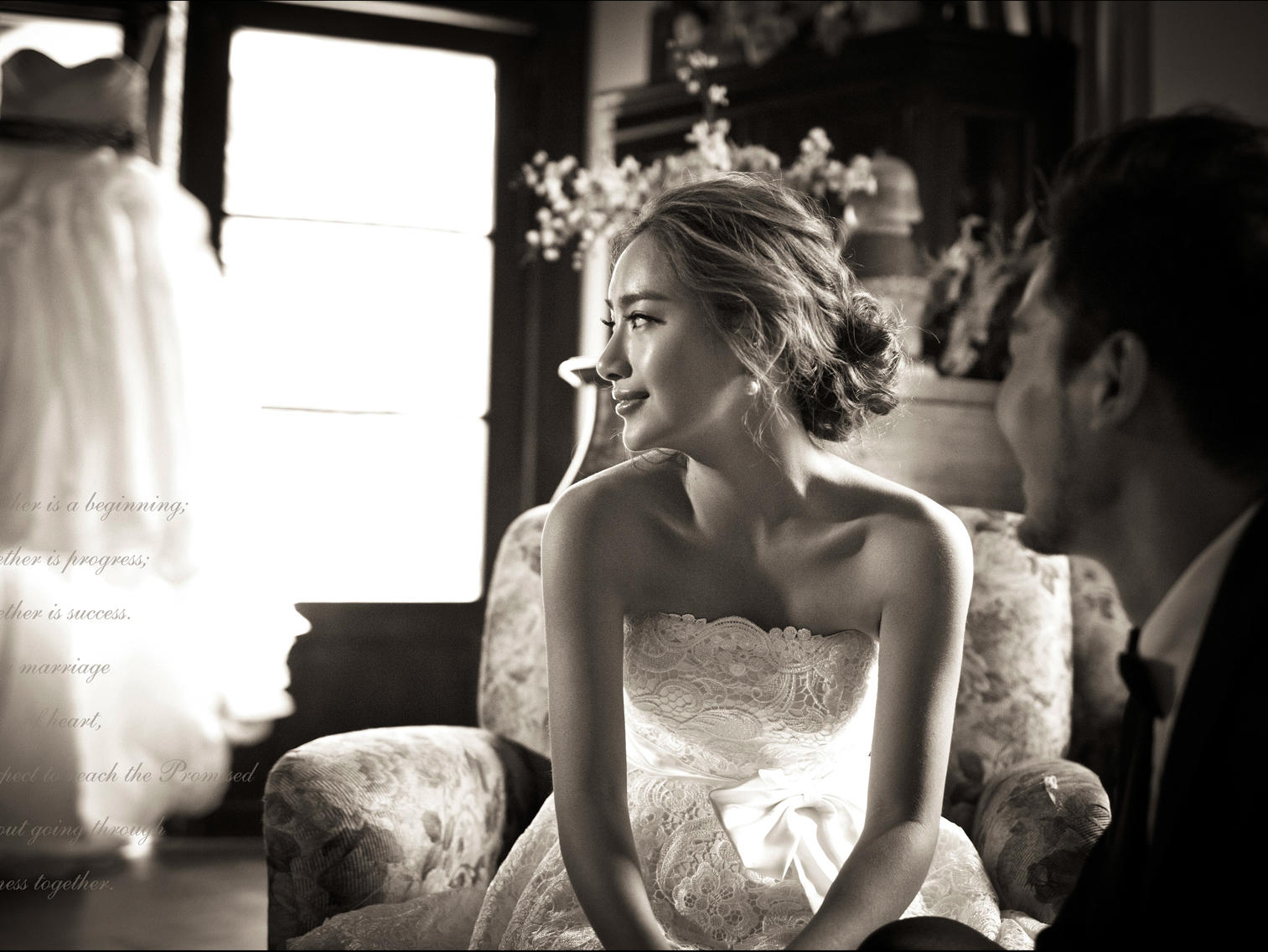 出门齐地纱或中式秀禾服+新娘早妆