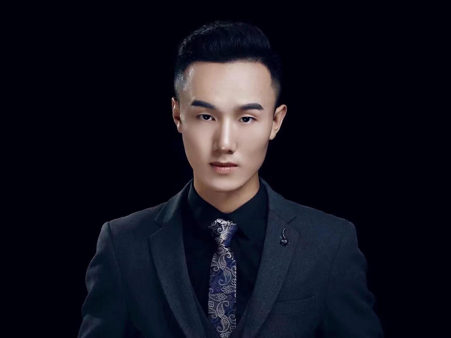 资深主持＋现场DJ＋台词撰写＋音乐编排