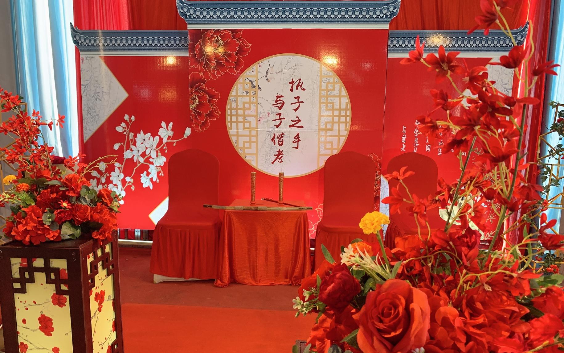 小场大红色中式婚礼现场布置