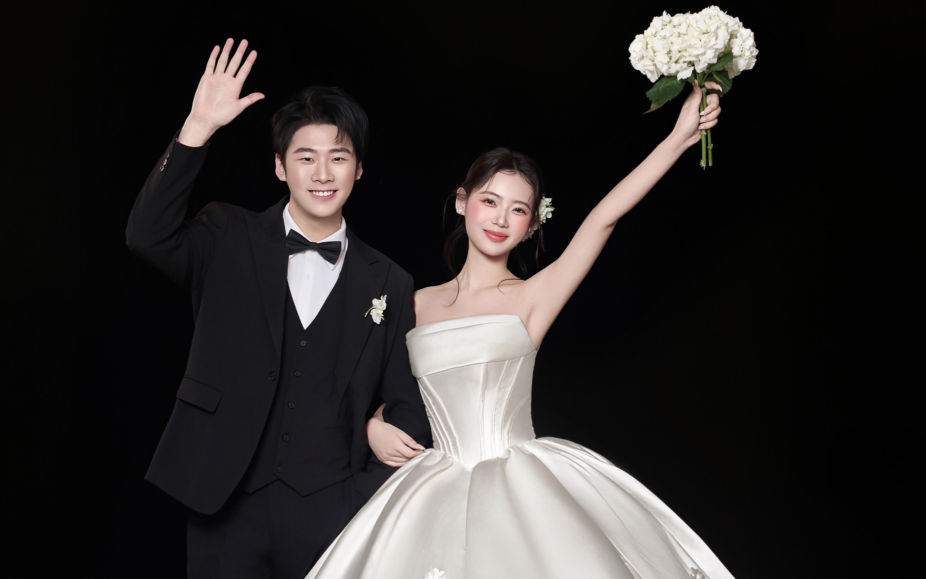 极简至上｜高级感黑背景主纱婚纱照