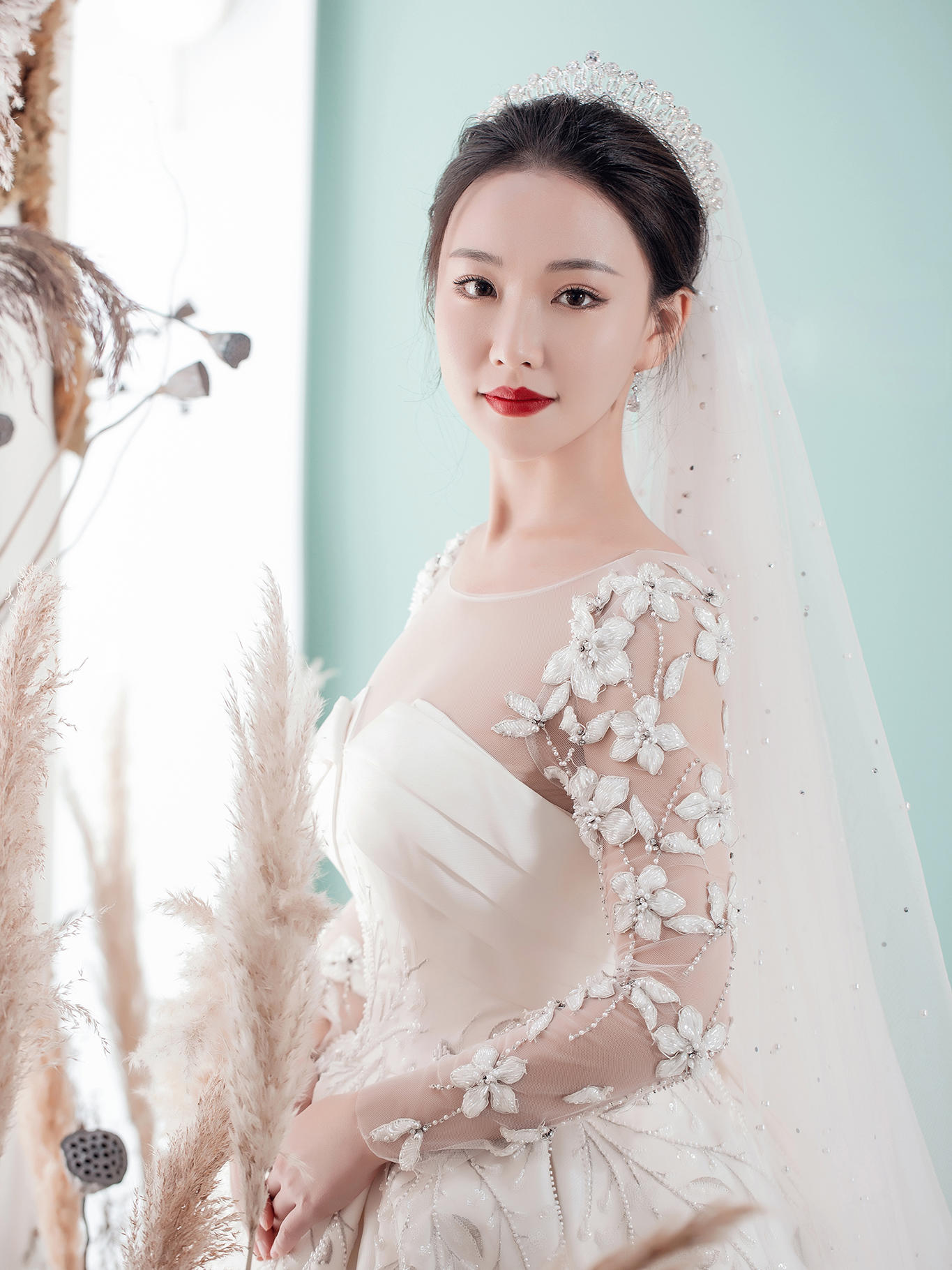 【欣薇婚纱】资深化妆师+量身定制3套造型