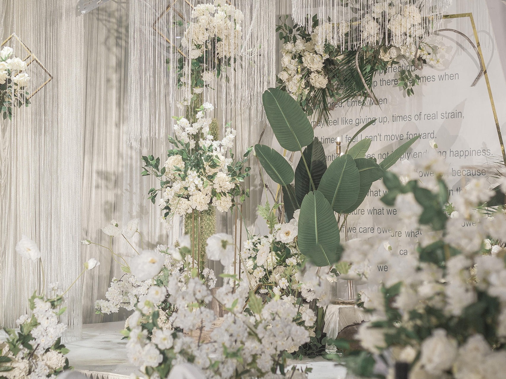 白色系婚礼  吊顶  超炫灯光