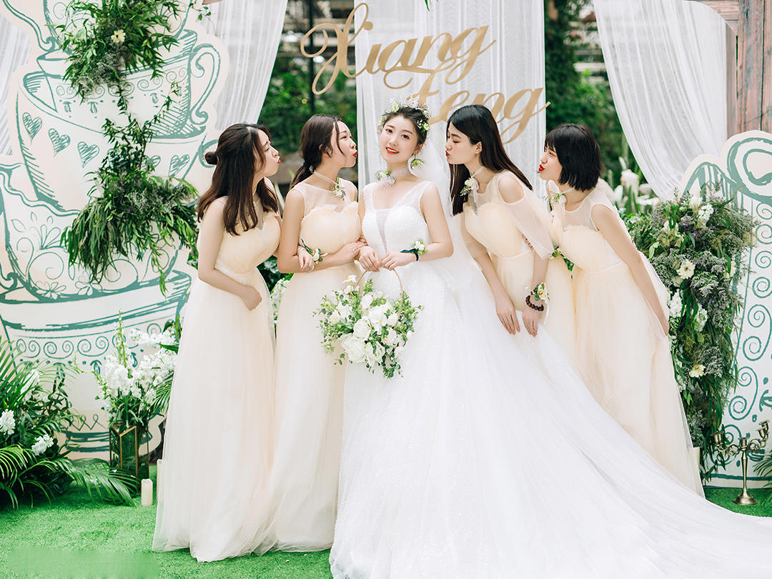 （超值特惠）超值主齐地婚纱+出门纱或者秀禾+秒杀