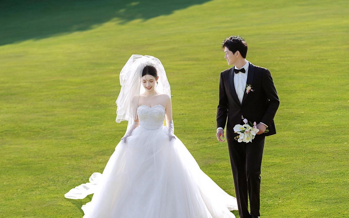 在青岛真的拍到了电影里的草坪婚纱照啦