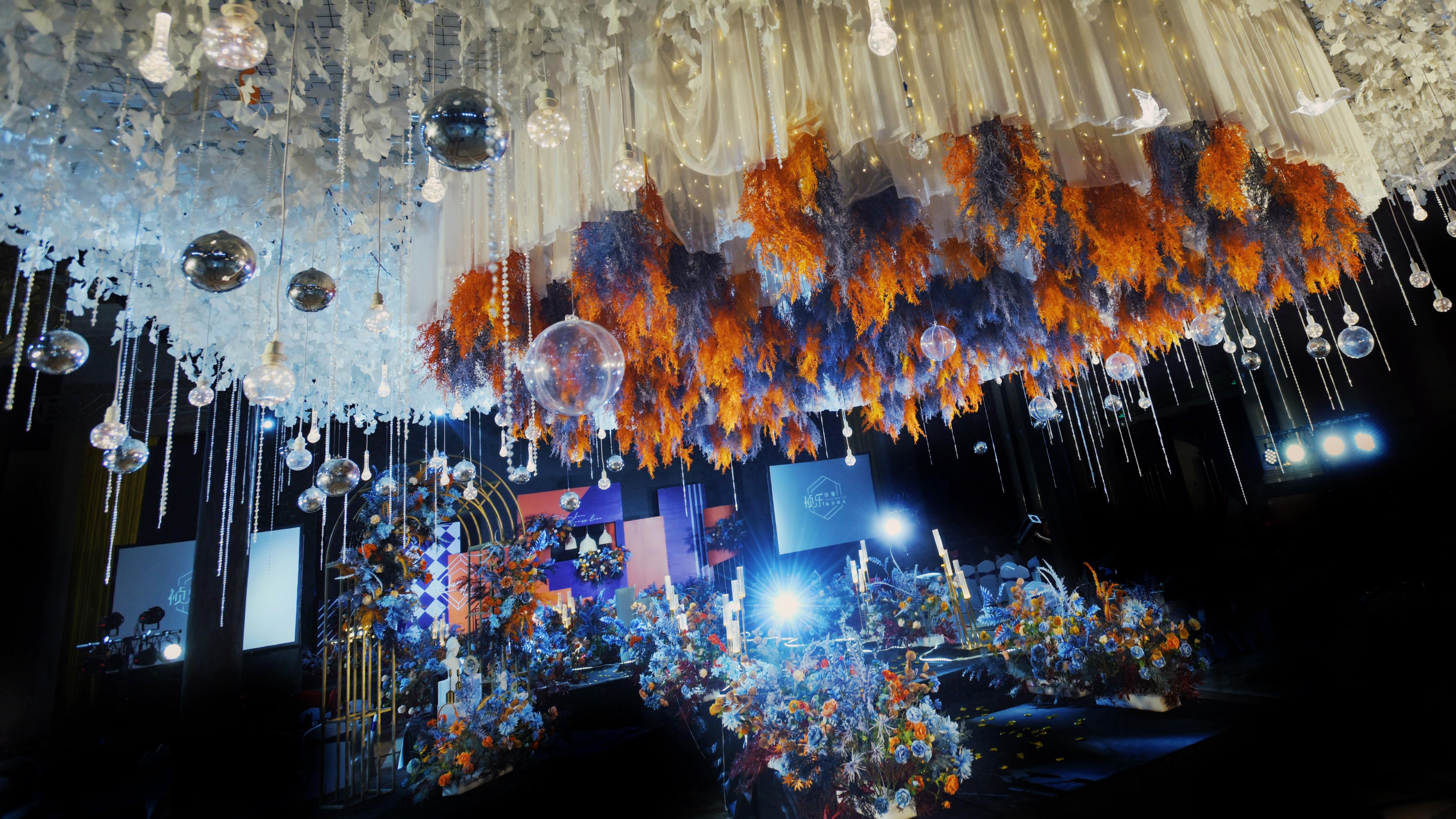 「祯乐」蓝橙色撞色大吊顶婚礼