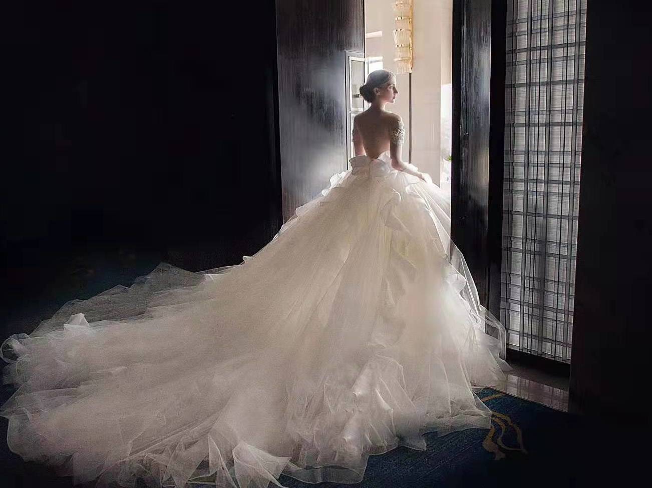 【限时专享】婚纱10件套+总监婚礼跟妆