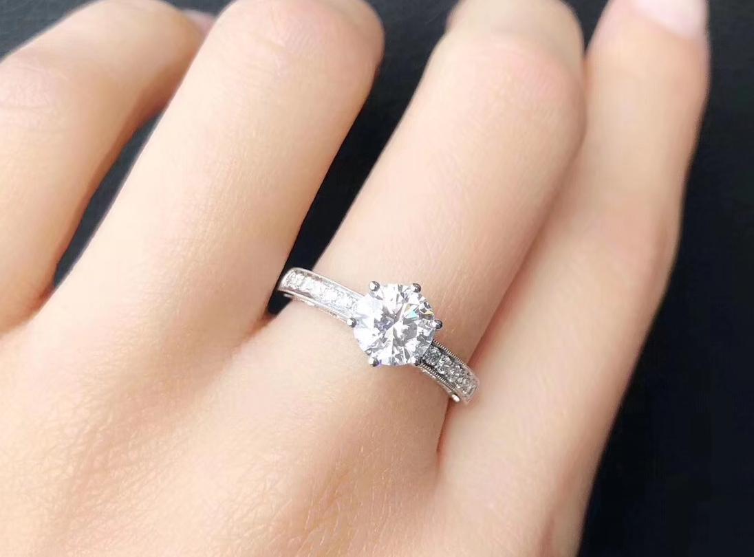 「时匠珠宝」钻戒 时尚小奢华 六爪戒托款