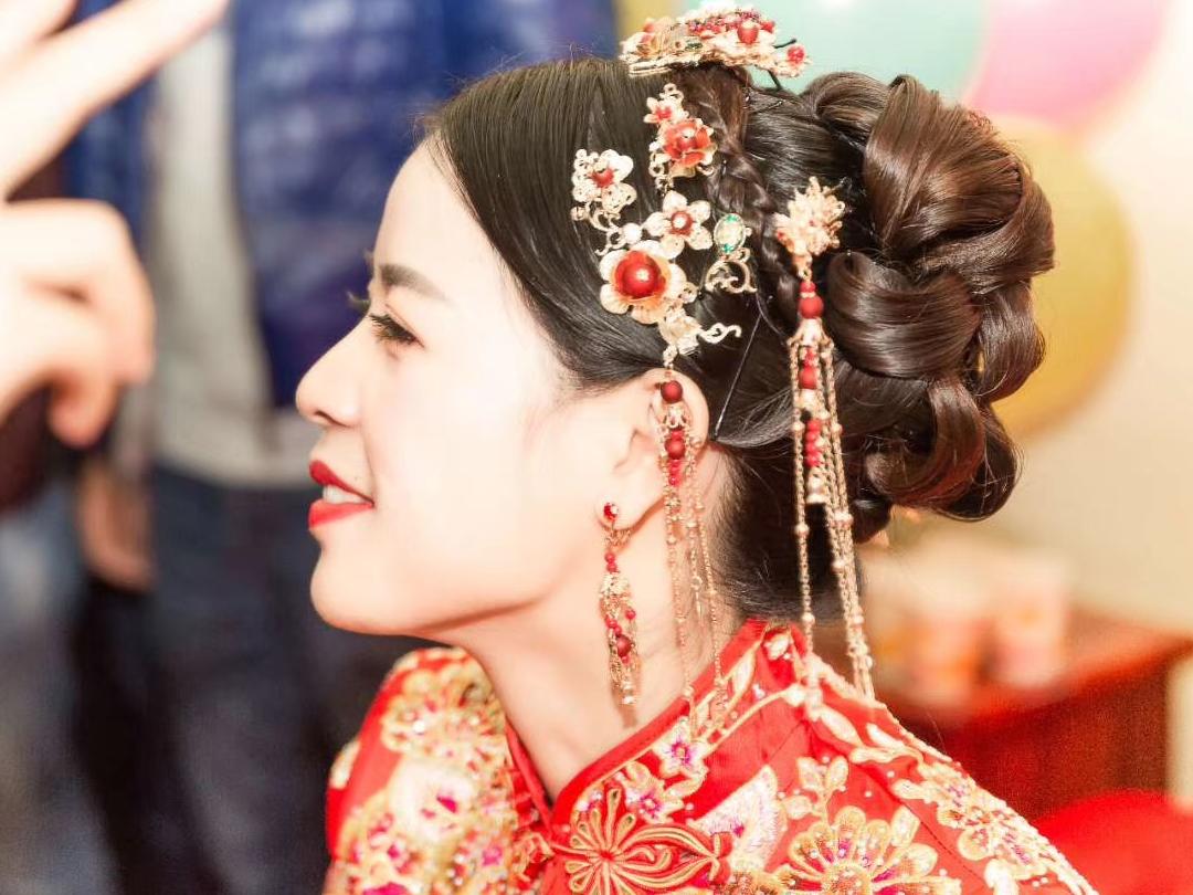 婚纱+秀禾+礼服租赁+首席化妆师跟妆+新娘浴袍