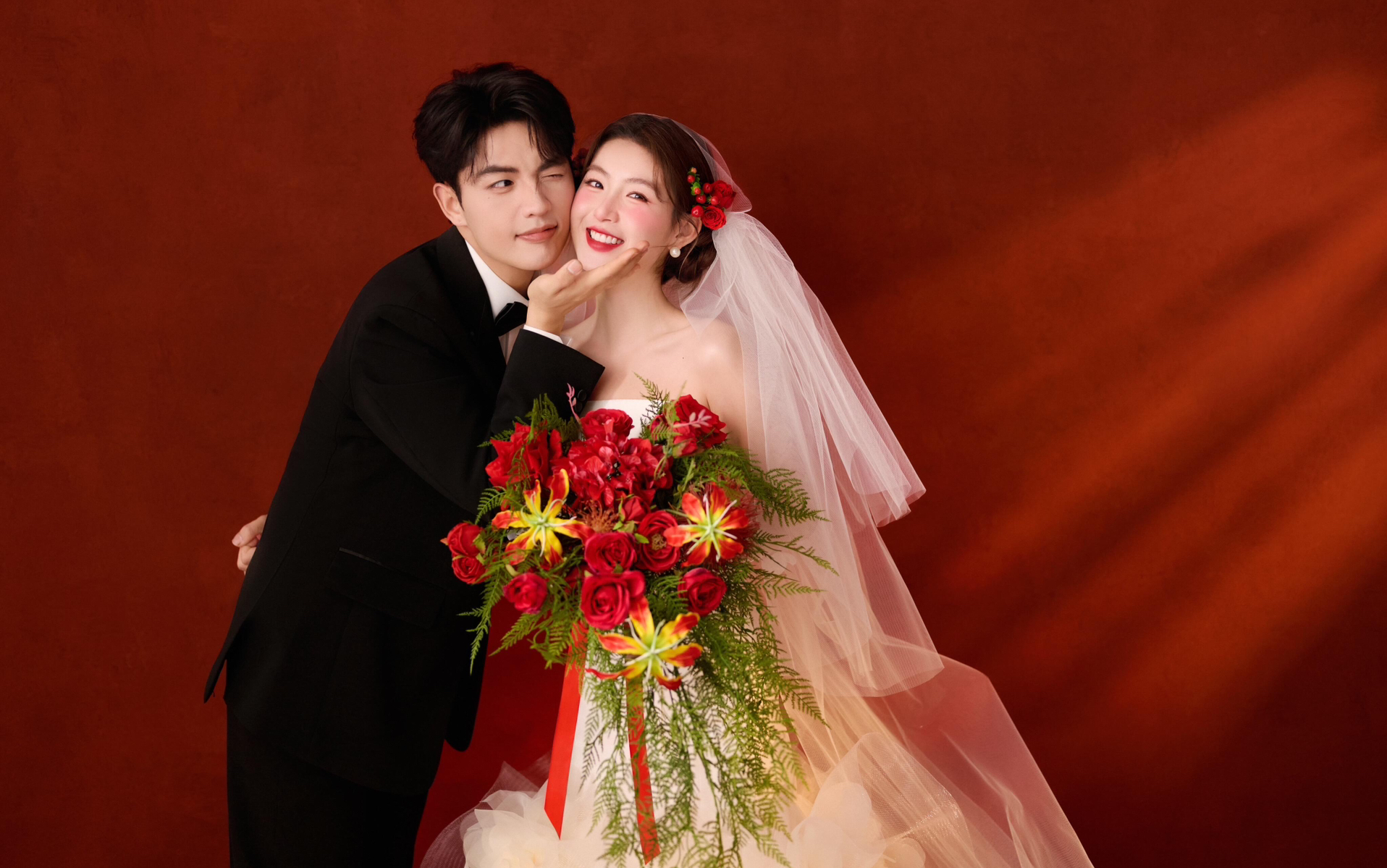 朗姆酒般的熱烈愛戀 紅底婚紗照絕啦