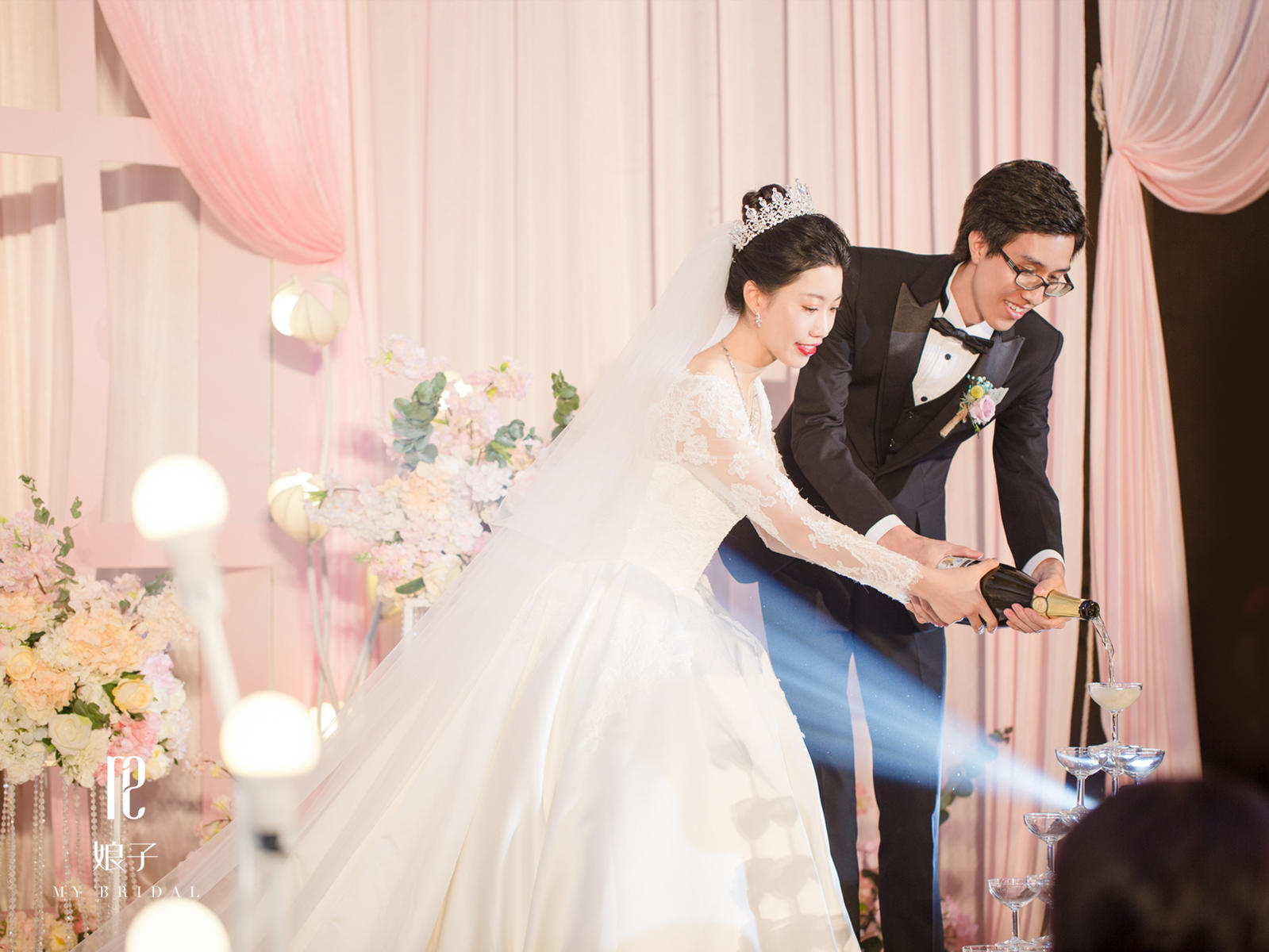 V领长袖蕾丝钉珠缎面大拖尾主纱