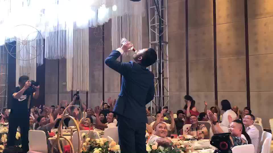婚礼后场吹酒带动现场气氛