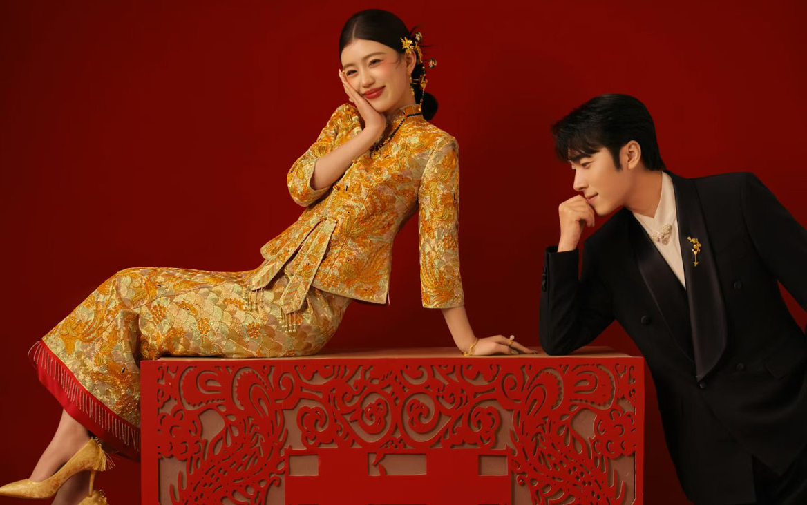 室內(nèi)經(jīng)典中式秀禾服