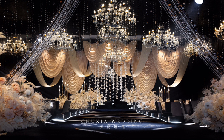 臺(tái)州黑金香檳婚禮｜水晶輕奢風(fēng)沉浸式宴會(huì)廳設(shè)計(jì)