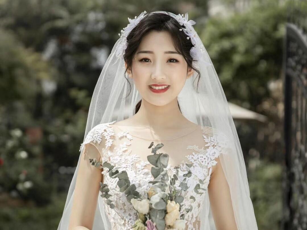 【资深套餐】资深老师全天跟妆＋免租拖尾婚纱5件套