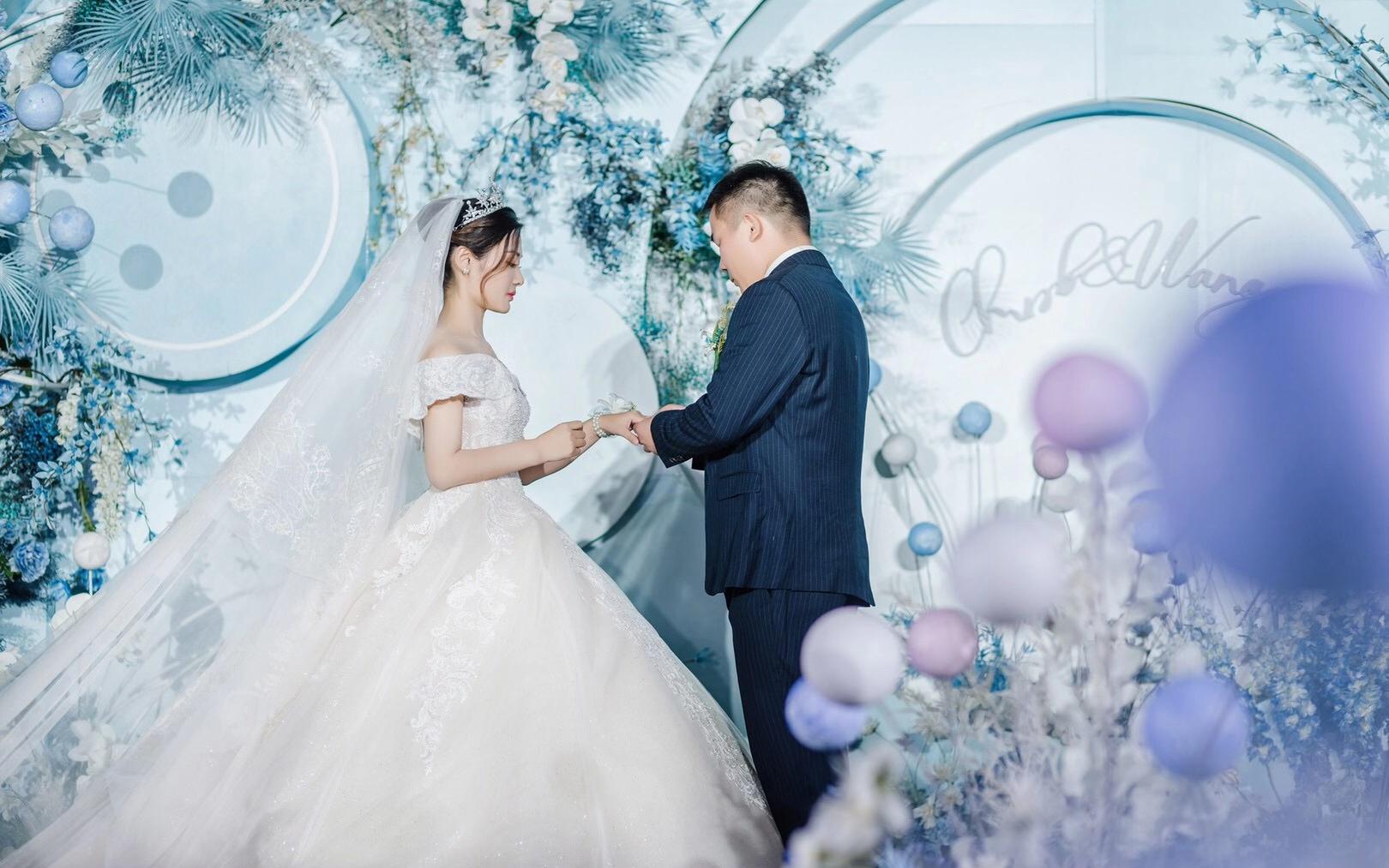 轻奢婚礼丨蓝色气泡水的甜蜜