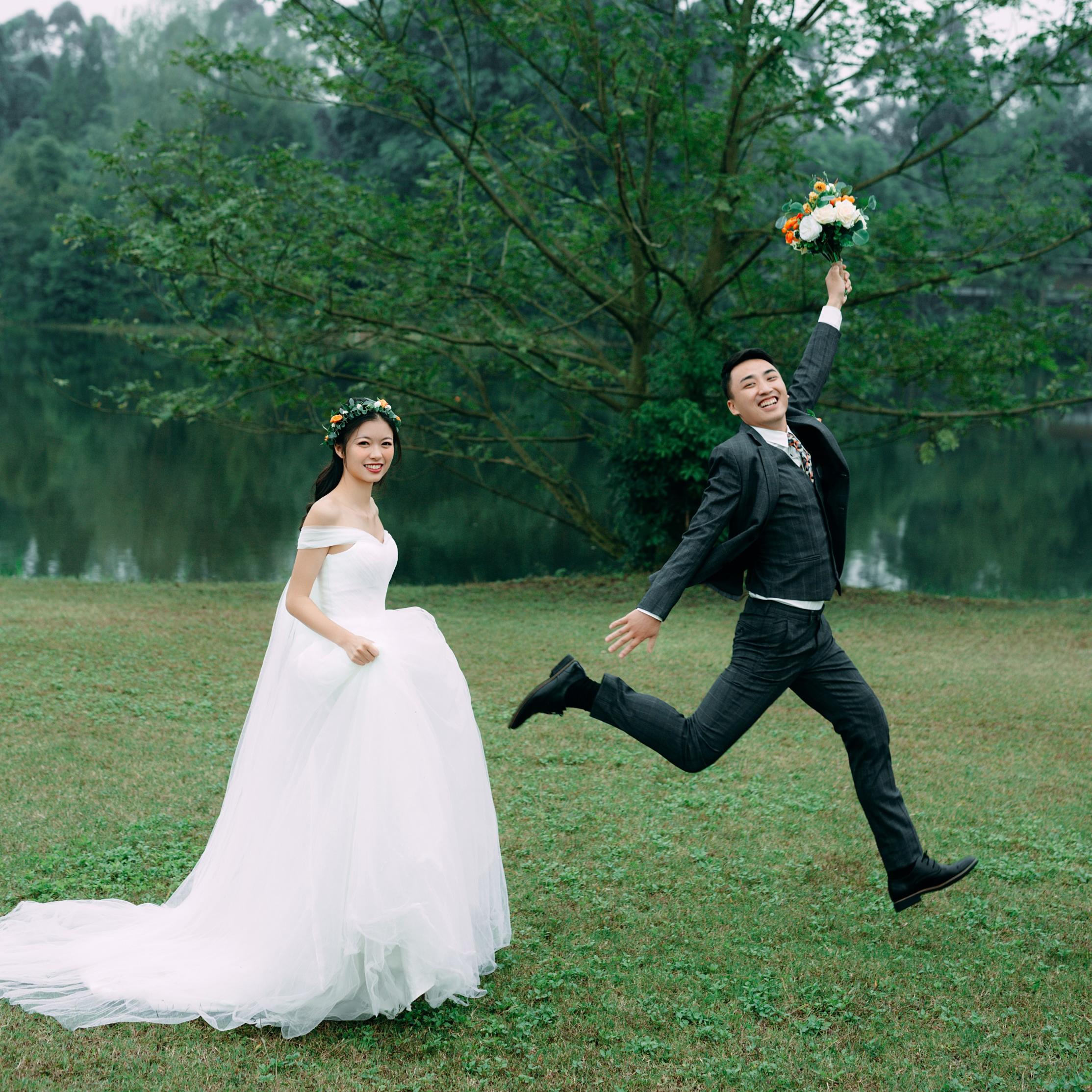 清新唯美草坪婚纱照，婚纱写实风