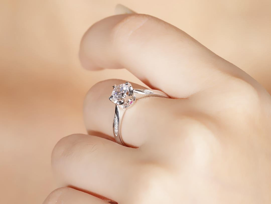 18K白金1克拉钻石戒指正品镶红宝石四爪钻戒