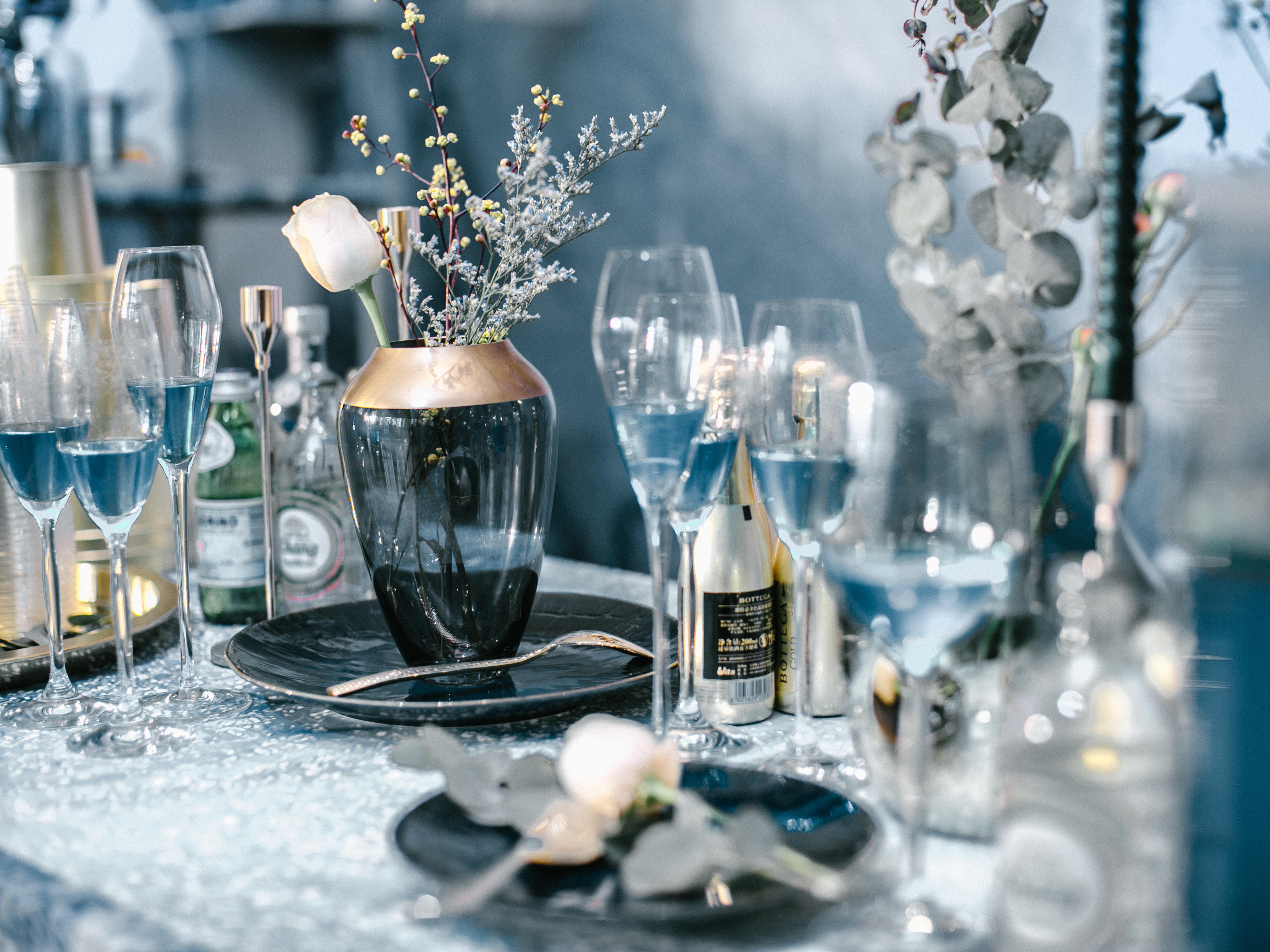 一场神秘又梦幻的蓝色婚礼背后，原来都用了这些元素