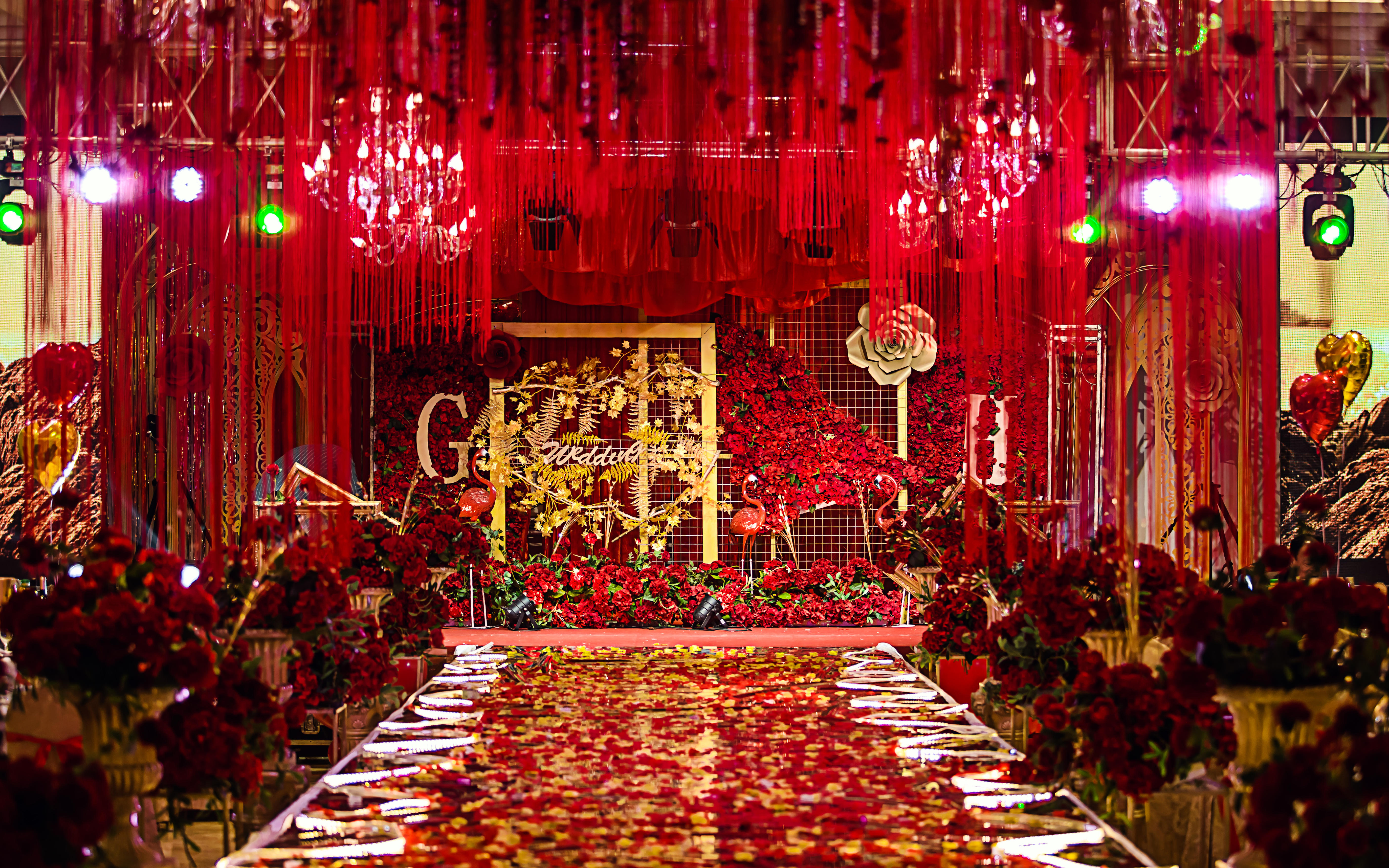 爱是红金的色泽，深沉也耀眼