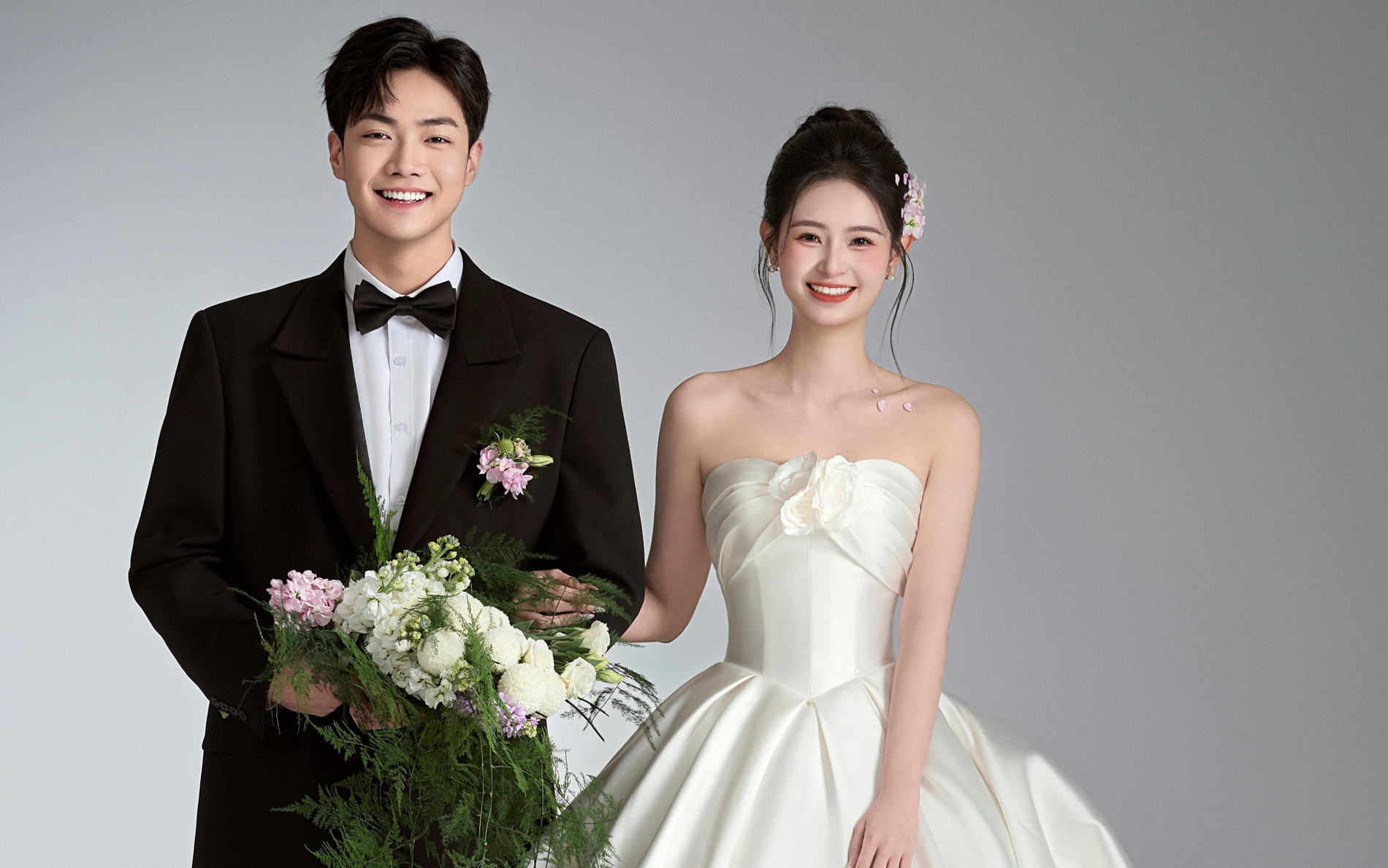 高級(jí)簡(jiǎn)約甜美婚紗照??