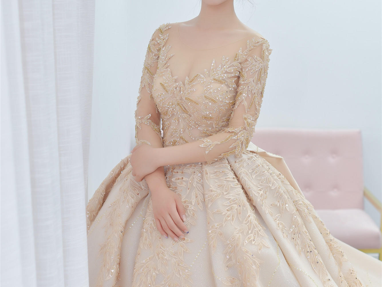 优雅高贵的香槟色像温柔的月光轻轻洒在身上